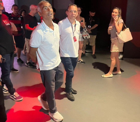 Ídolo Romário vai à sede da Gávea e visita o Museu Flamengo