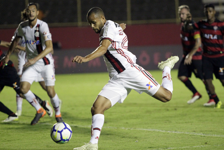 Geuvânio chuta para a pequena área e Réver aproveita para fazer o segundo gol rubro-negro. Foto: Staff Images / Flamengo