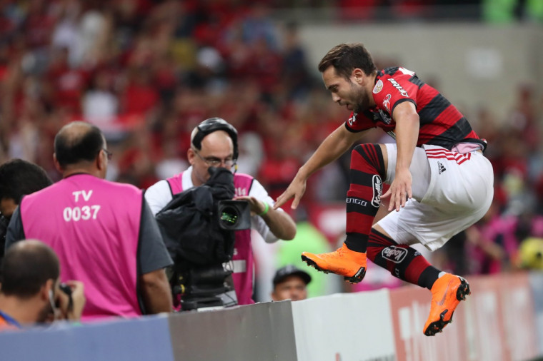 Everton Ribeiro marca e corre para comemorar com a Nação na arquibancada. Foto: Gilvan de Souza / Flamengo