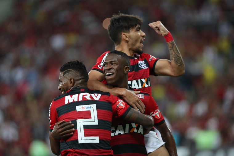 Flamengo pressiona e controla jogo, mas empata com Vasco retrancado e perde liderança
