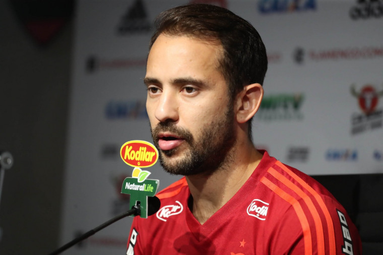 Everton Ribeiro projeta duelo contra o Atlético-MG pelo Campeonato Brasileiro