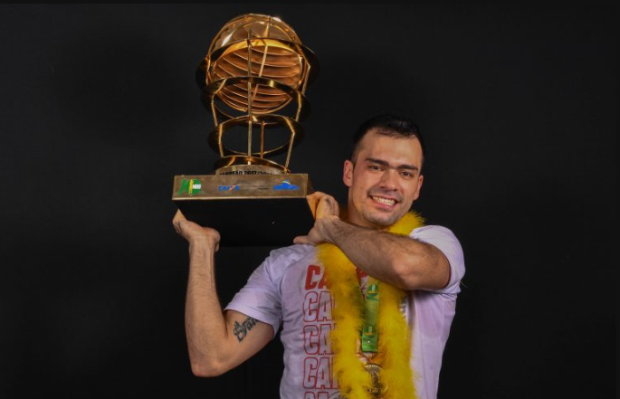 Deryk Ramos levanta troféu do NBB (Foto: Fotojump/LNB)