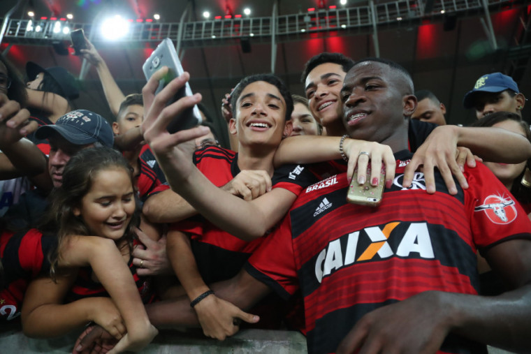 Vinicius Jr foi para a galera ao fim do jogo. Foto: Gilvan de Souza/Flamengo