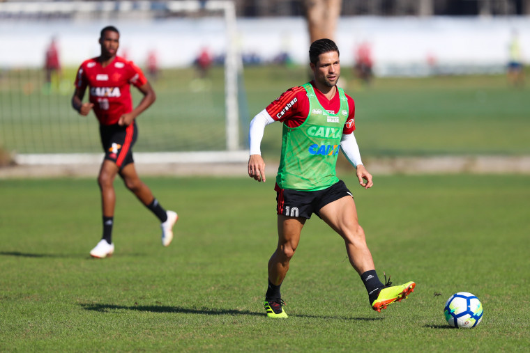 Flamengo treina em tempo integral no Ninho do Urubu