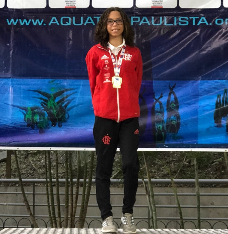 Ana Clara de Almeida com o ouro no solo