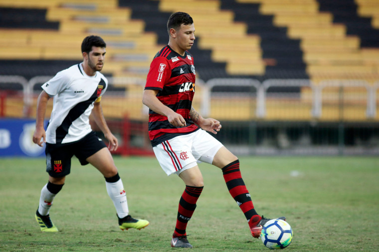 No embalo da torcida, Sub-20 vira para cima do Vasco e se aproxima da semifinal do Brasileiro