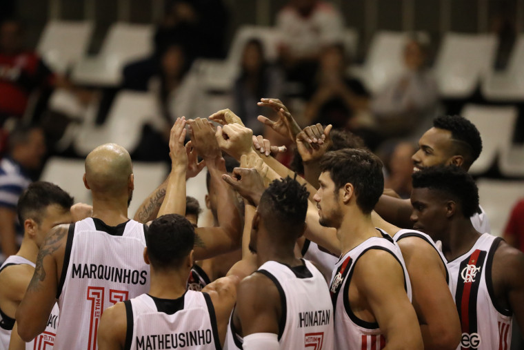 Com torcida única adversária, Flamengo e Vasco se enfrentam em Deodoro
