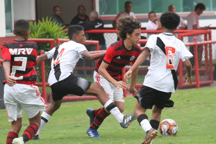 Resultado de imagem para vasco vence o flamengo nos penaltis e está na final do metropolitano 2018 RJ