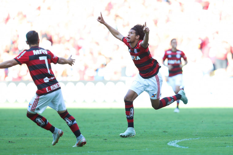 Trauco fez boa jogada pela esquerda e serviu Ar&atilde;o, que abriu o placar no primeiro minuto de partida. Foto: Gilvan de Souza / Flamengo