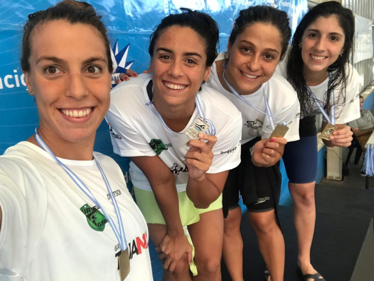 No meio, Naná (esq.) e Daiene (dir.), conquistaram medalhas com a equipe argentina. No meio, Naná (esq.) e Daiene (dir.), conquistaram medalhas com a equipe argentina.