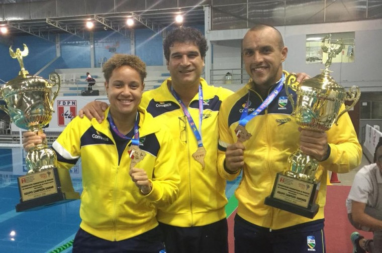Samantha Rezende, o treinador rubro-negro George Chaia e Heitor Carrulo conquistaram o título Sul-Americano para o Brasil