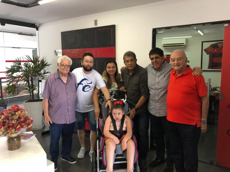 Rodrigo, Juliana e Valentina Koch posam ao lado de Roberto Diniz, o ex-jogador Nunes, Mauricio Gomes de Mattos e Walter D'Agostino