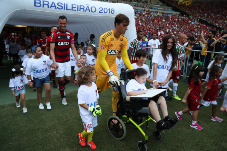 Em outubro, Valentina entrou em campo com o elenco profissional antes do clássico Fla-Flu (Foto: Gilvan de Souza/Flamengo)