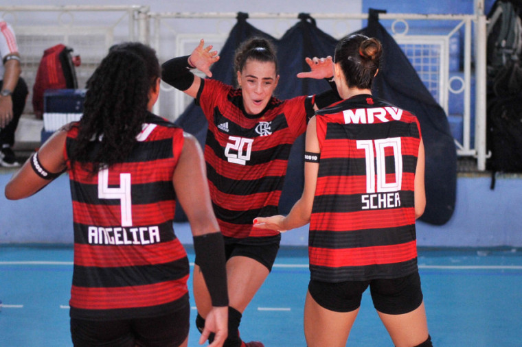 A capitã Nayara Felix comemora ponto na vitória do Flamengo sobre o AFV/Franca (Foto: Marcelo Cortes/Flamengo)