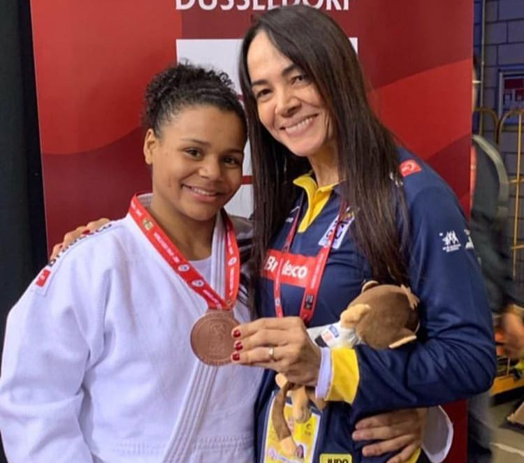 Rosicleia Campos integrou a comissão técnica da Seleção Brasileira em Dusseldorf Rosicleia recebe medalha de bronze ao lado da judoca rubro-negra Ellen Santana