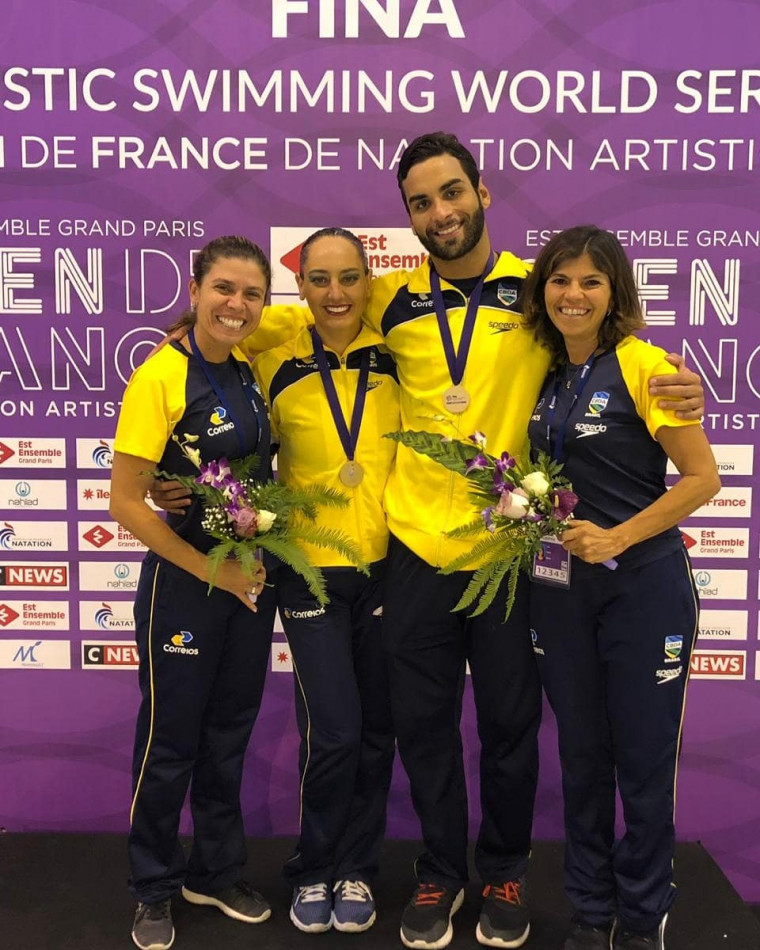 Giovana e Renan recebem medalha de bronze ao lado da técnica Roberta Perillier (à esquerda). Giovana e Renan recebem medalha de bronze ao lado da técnica Roberta Perillier (à esquerda).