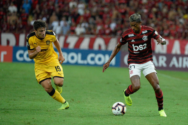 Bruno Henrique tenta passar pela marcação. Foto: Alexandre Vidal