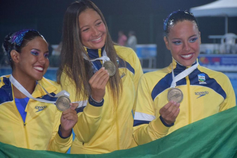 Jaddy Passos (à esquerda), Rebecca Rodrigues (centro) e Jullia Catharino (à direita) conquistam o ouro na prova de Dueto Junior. Jaddy Passos (à esquerda), Rebecca Rodrigues (centro) e Jullia Catharino (à direita) conquistam o ouro na prova de Dueto Junior.