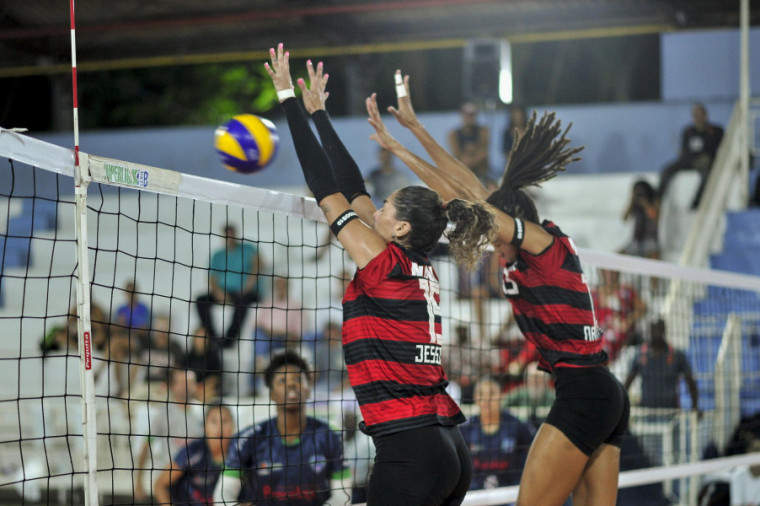 Equipe rubro-negra encara o Valinhos neste sábado (13) em busca do título da Superliga B (Foto: Marcelo Cortes/Flamengo)