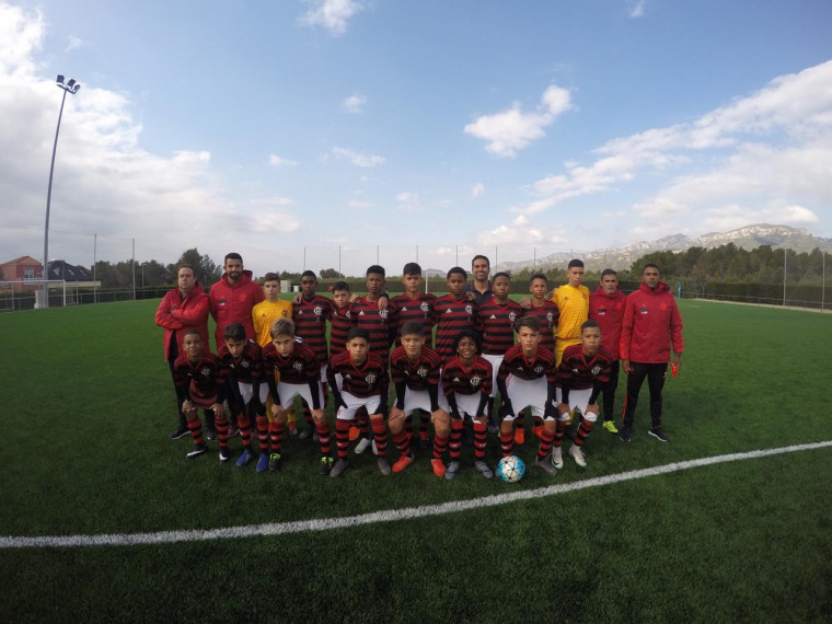 Sub-13 conseguiu goleadas e segue firme para o mata-mata do Mundialito, na Espanha.
