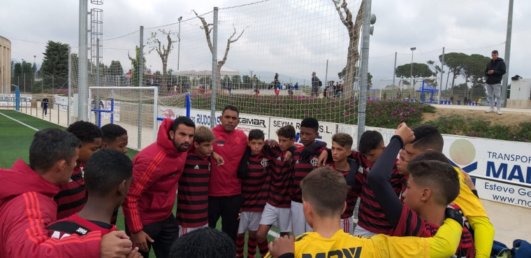 O treinador Leonam Kasali orienta a equipe durante o Mundialito da Espanha.