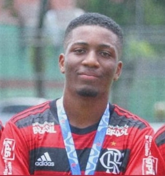 Lateral esquerdo Richard chama atenção pela qualidade técnica e força física
