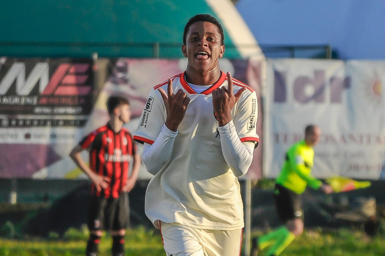 O artilheiro Ryan Luka deixou sua marca na vitória por 3x0 sobre o Milan ainda na primeira fase