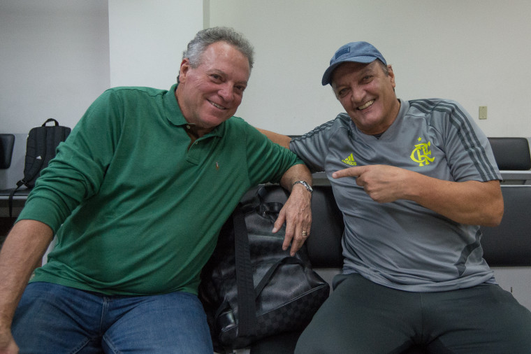 Técnico Abel Braga posa com o ídolo Leandro no embarque para o Uruguai - Foto: Alexandre Vidal/Flamengo
