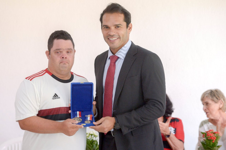Thiago Pompeu recebeu as medalhas das mãos do vereador Thiago Ribeiro. Foto: Marcelo Cortes / Flamengo. Thiago Pompeu recebeu as medalhas das mãos do vereador Thiago Ribeiro. Foto: Marcelo Cortes / Flamengo.