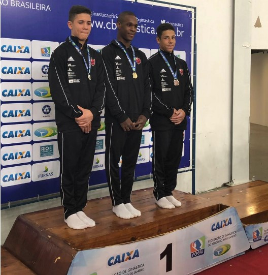 Roger Gomes, Cauã Rocha e Matheus Fernandes foram os três melhores do Torneio Nacional de GAM Juvenil Roger Gomes, Cauã Rocha e Matheus Fernandes foram os três melhores do Torneio Nacional de GAM Juvenil