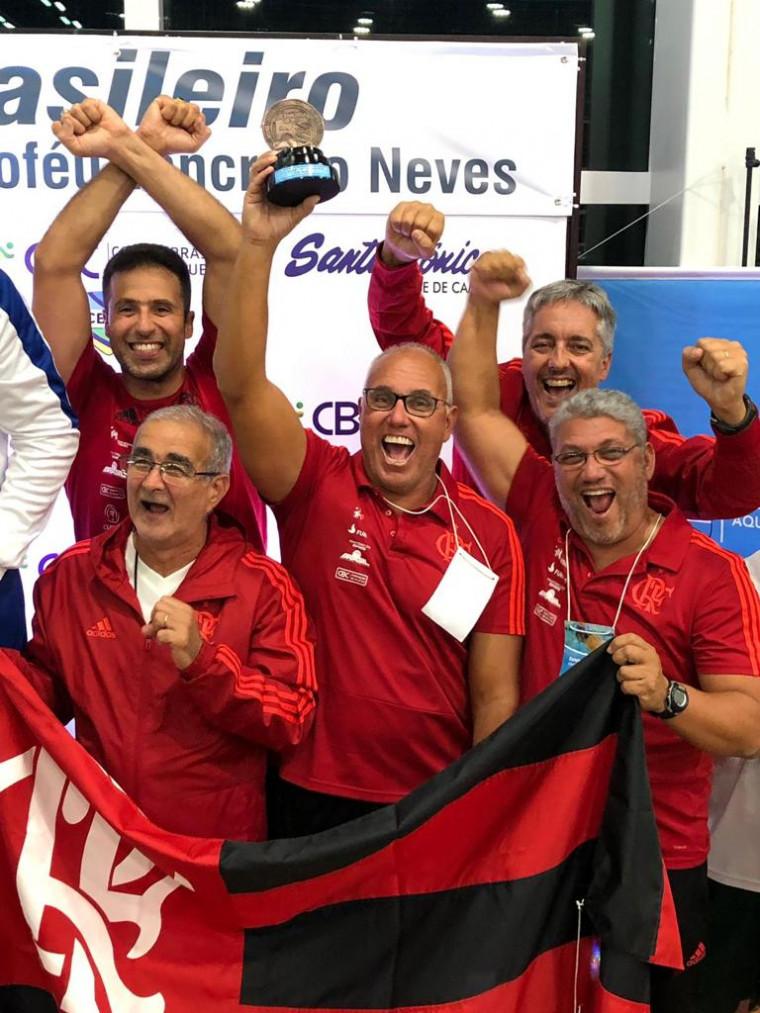 O treinador Duda Pereira e comissão celebram o terceiro lugar no Brasileiro Júnior