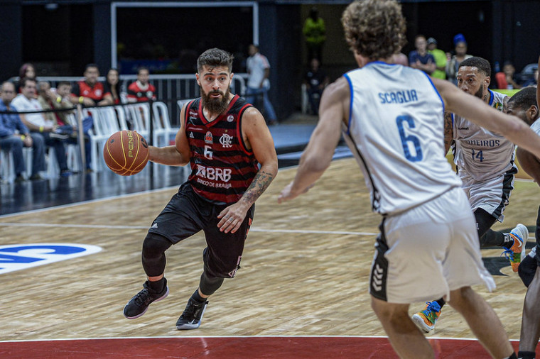 Franco Balbi atingiu a marca de 17 assistências na partida e é o dono do recorde da atual edição do NBB. Foto: Marcelo Cortes/Flamengo.