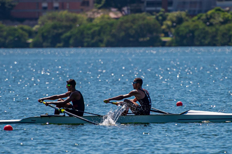 Vangelys Reinke e David Souza garantiram vaga no Sul-Americano de Remo após a seletiva nacional, na Lagoa (Foto: Marcelo Cortes/CRF)