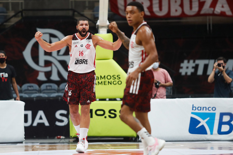 Olivinha e Yago foram os destaques da partida (Foto: Gilvan de Souza/ CRF)