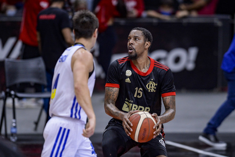 Brandon Robinson chegou aos 14 pontos (Foto: Marcelo Cortes/ CRF)