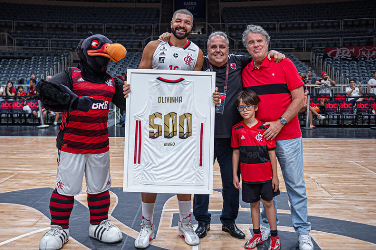 Olivinha com os vice-presidentes de Comunica&ccedil;&atilde;o e Esportes Ol&iacute;mpicos, Gustavo Oliveira e Guilhereme Kroll (Foto: Paula Reis/CRF)